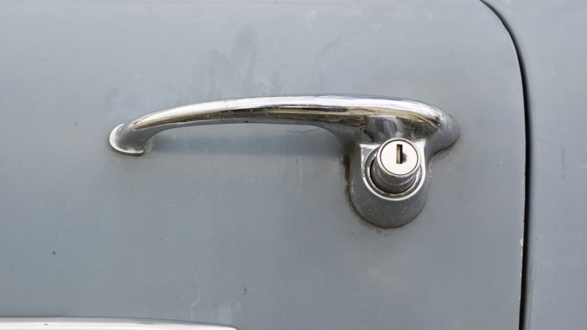 Austin A40 -henkilöauton vanhanmallinen ovenkahva.