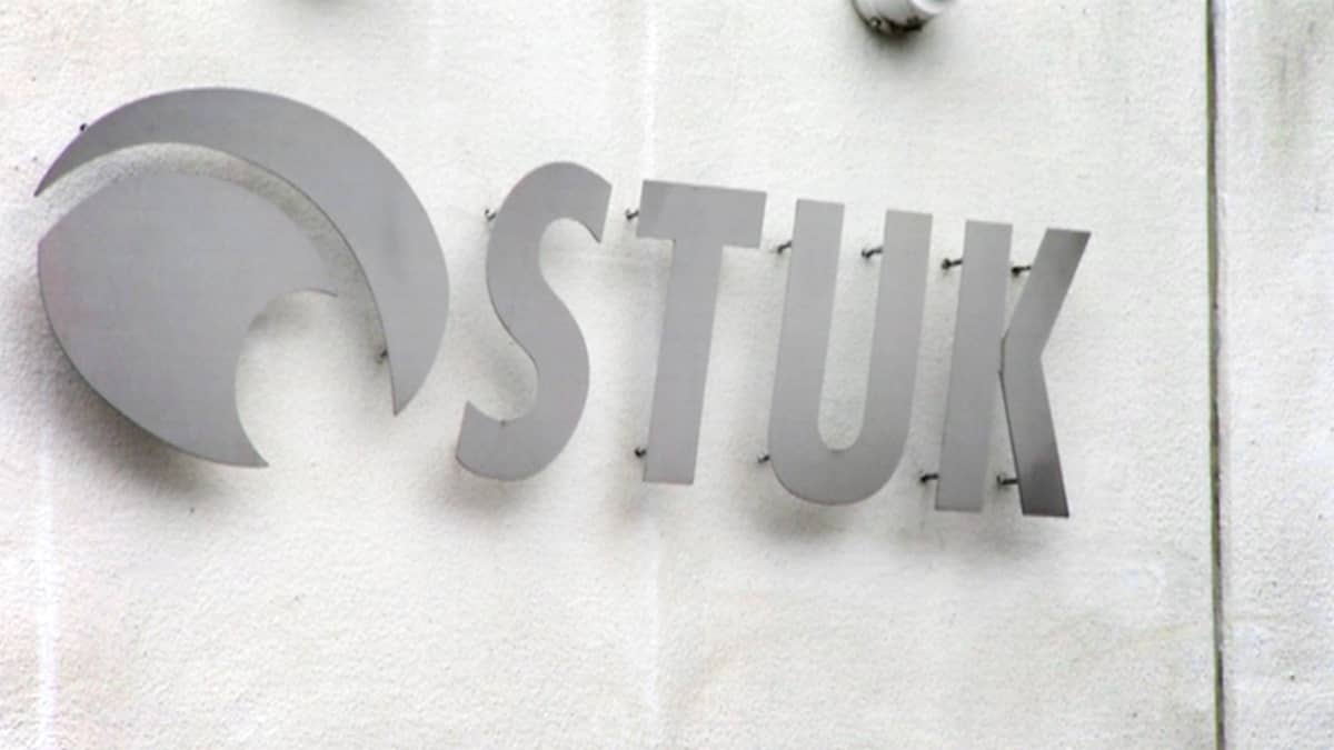 STUK -kyltti säteilyturvakeskuksen seinässä.