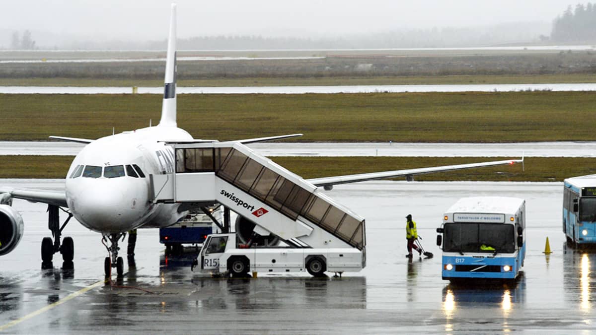 Finnairin lentokone Helsinki-Vantaan lentokentällä 4. marraskuuta 2013. 