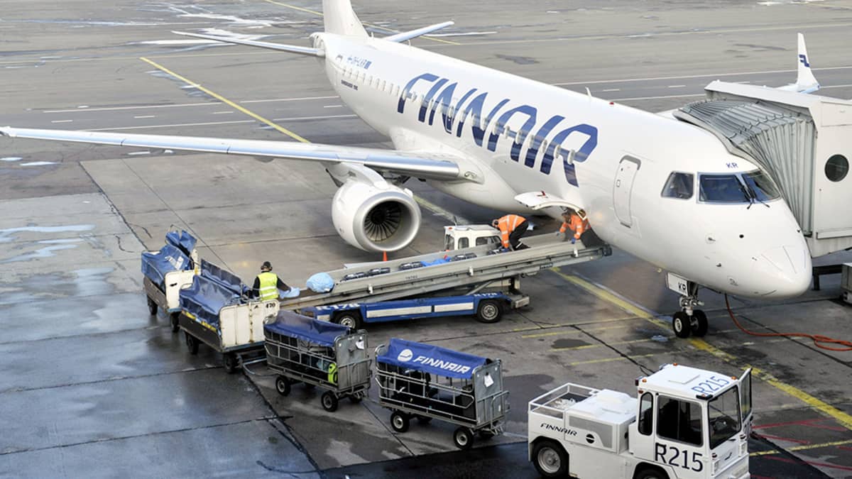 Finnairin lentokone Helsinki-Vantaan lentokentällä.