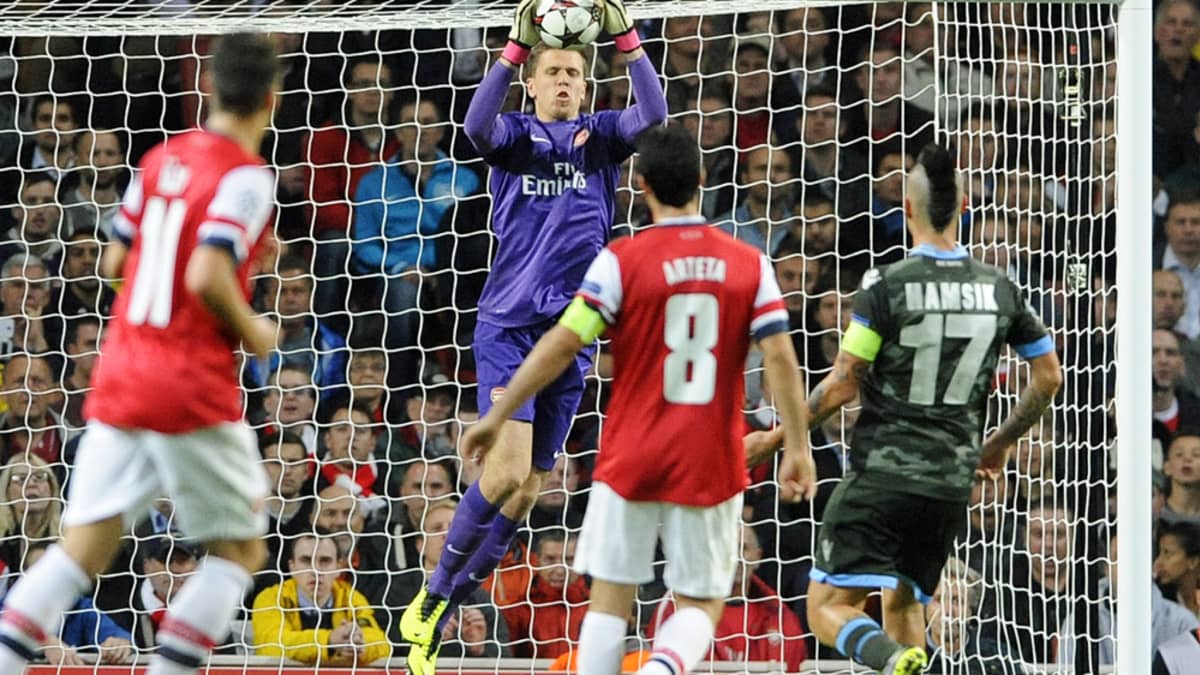 Arsenal-maalivahti Wojciech Szczesny koppaa pallon