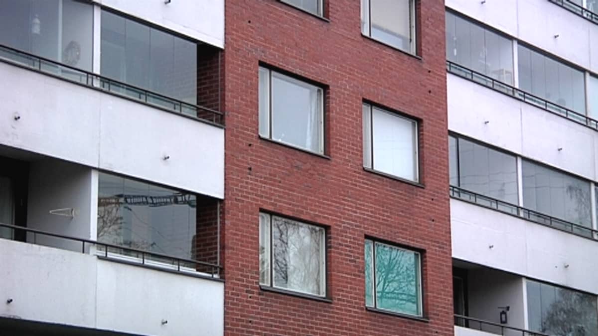 Kerrostalo Kotkan keskustassa.