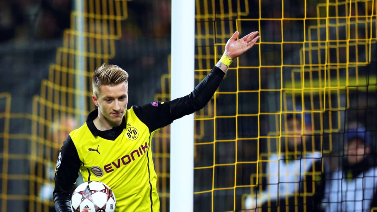 Borussia Dortmundin Marco Reus juhlii maaliaan pallo kädessä.