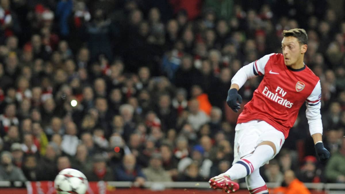 Arsenalin Mesut Özil ampuu rangaistuspotkua.