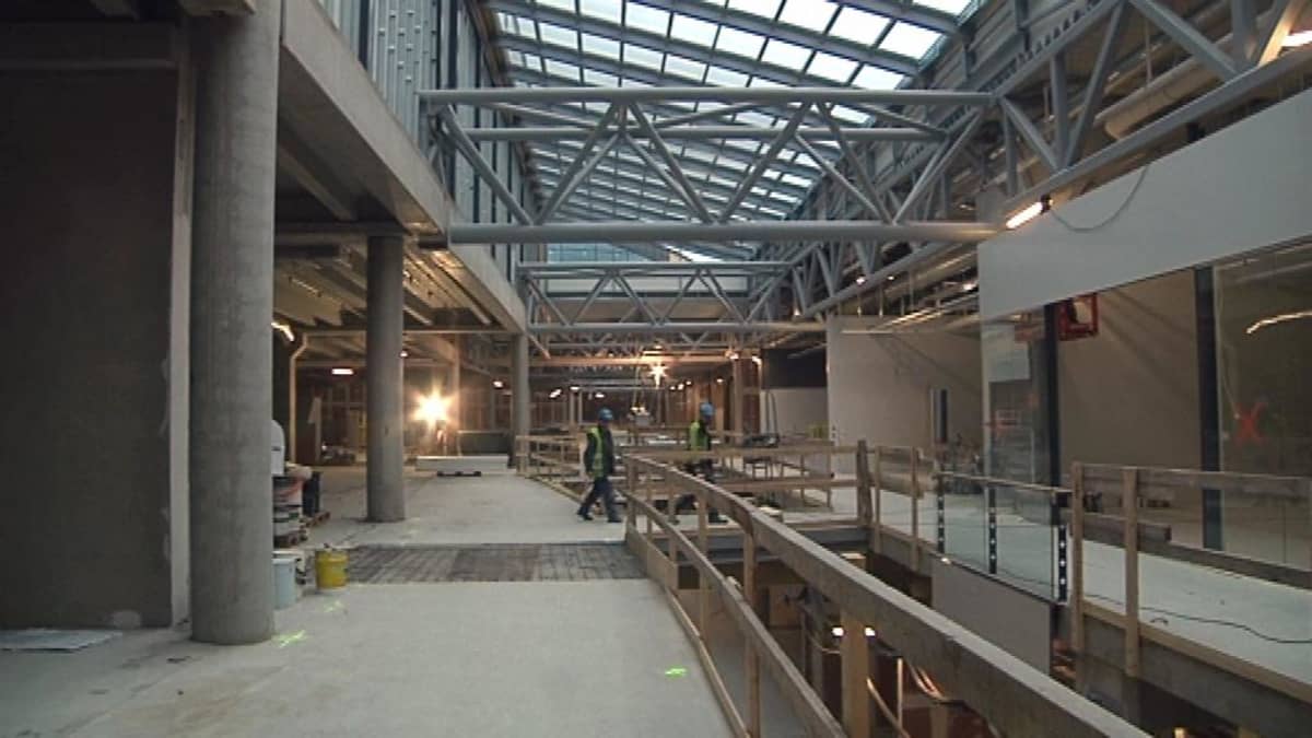 Hämeenlinnan uuden kauppakeskuksen rakenteilla olevaa sisätilaa