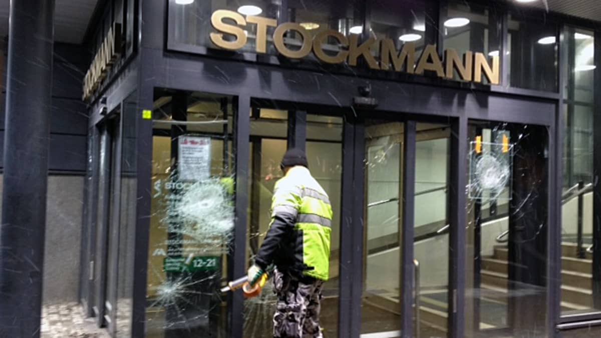 Tampereen Stockmannin rikotut ikkunat