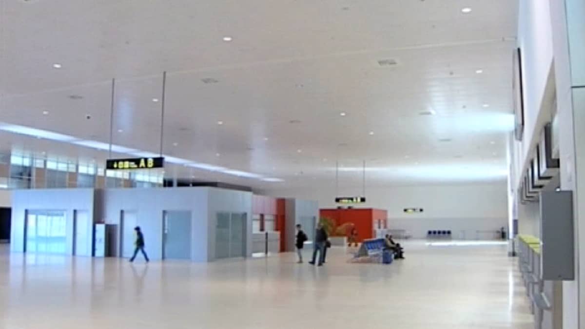 Matkustajia Ciudad Realin lentokentän terminaalissa.