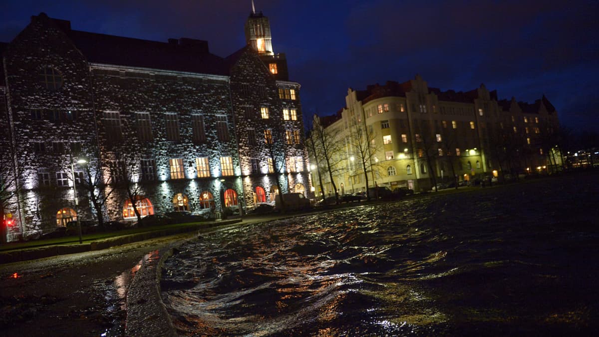 Aallokkoa Tokoinrannassa Helsingissä perjantaiaamuna 13. joulukuuta 2013. Seija-myrsky on katkonut sähköt noin 200 000 taloudelta eri puolella Suomea. 
