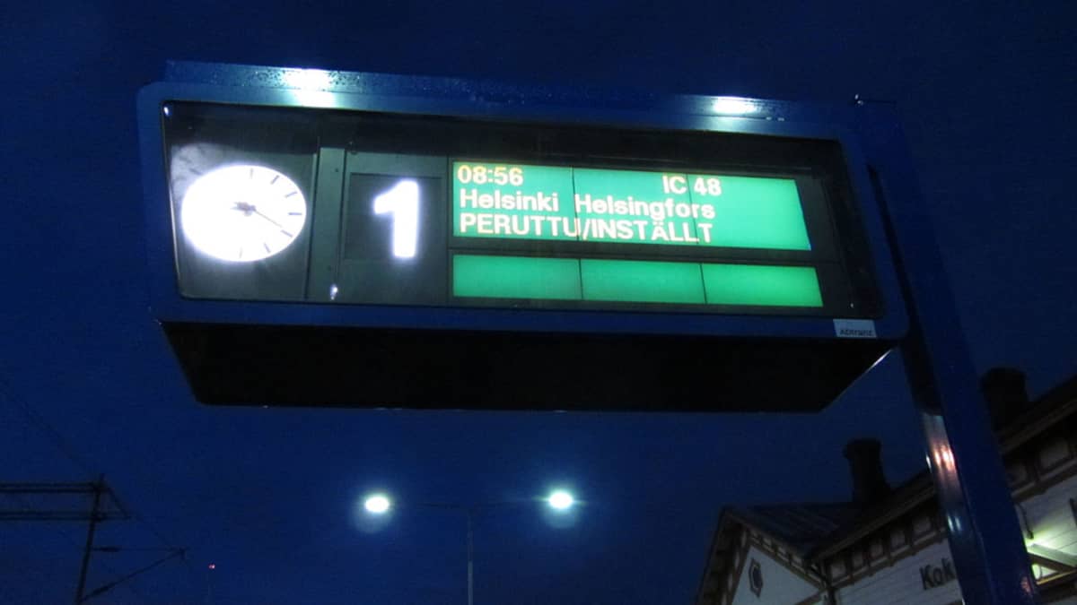Junaliikenteen perumisesta kertova taulu Kokkolan asemalla. 