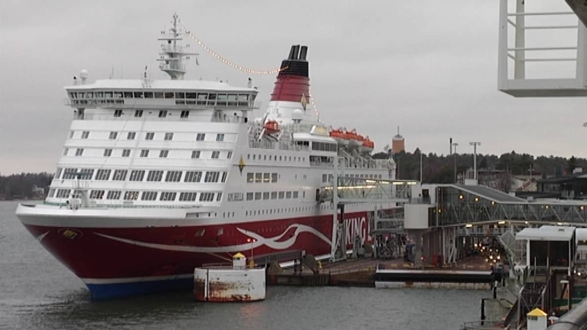 Matkustajat poistuivat vaurioittuneesta Viking Amorellasta Maarianhaminassa.