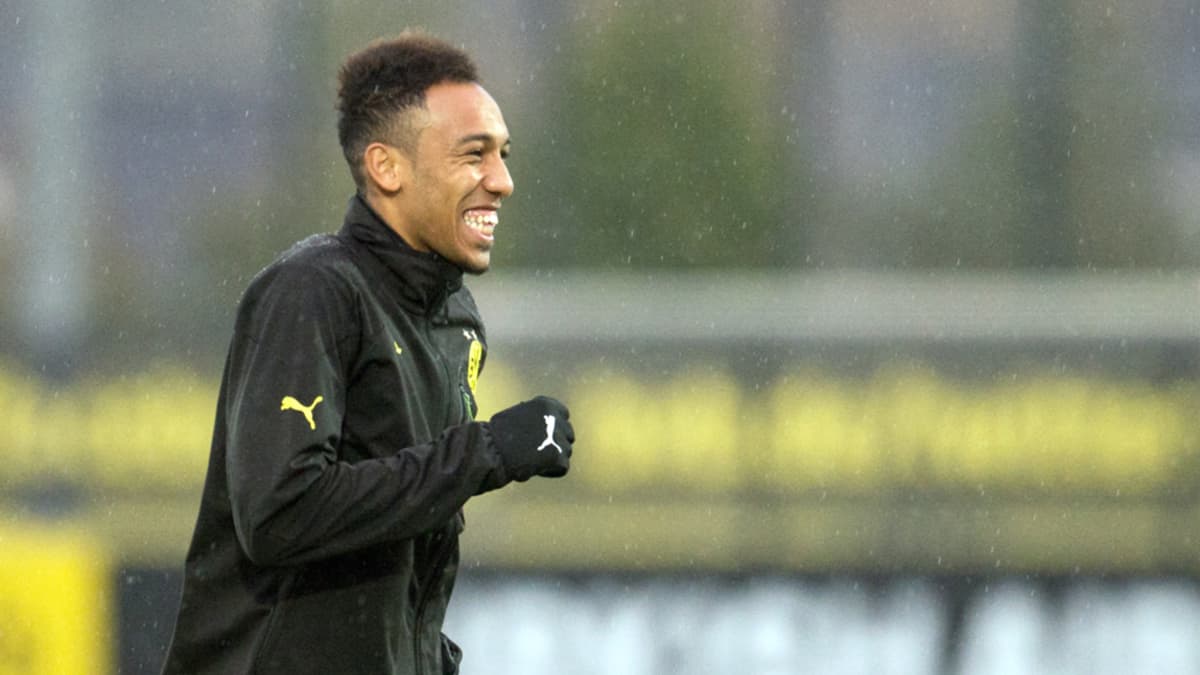 Borussia Dortmundin Pierre-Emerick Aubameyang hymyilee joukkuee harjoituksissa.