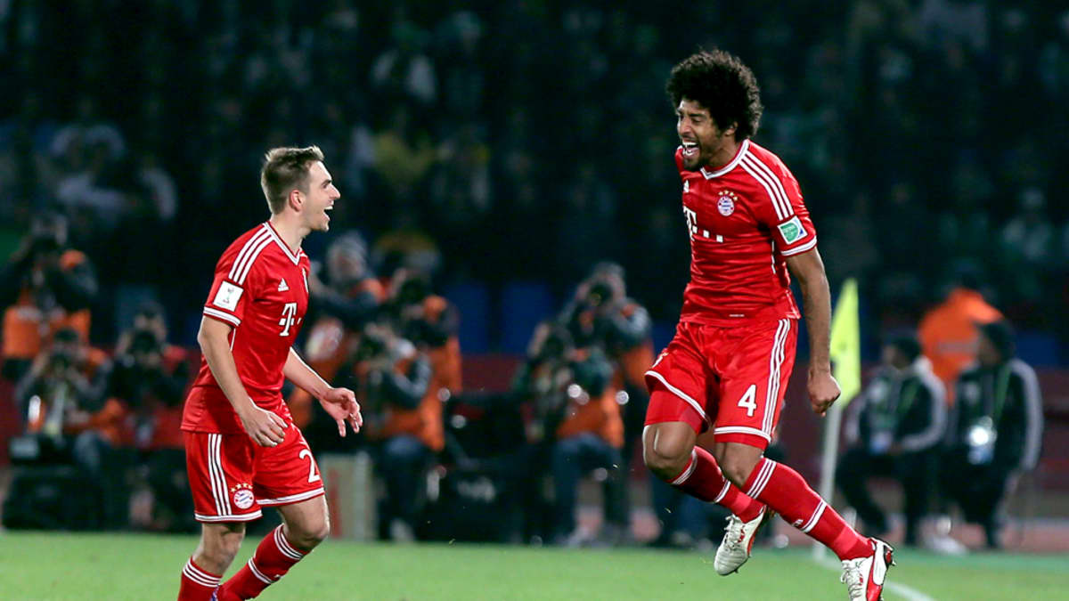 Bayern Münchenin Philipp Lahm (vas.) ja Dante (oik.) juhlivat maalia.