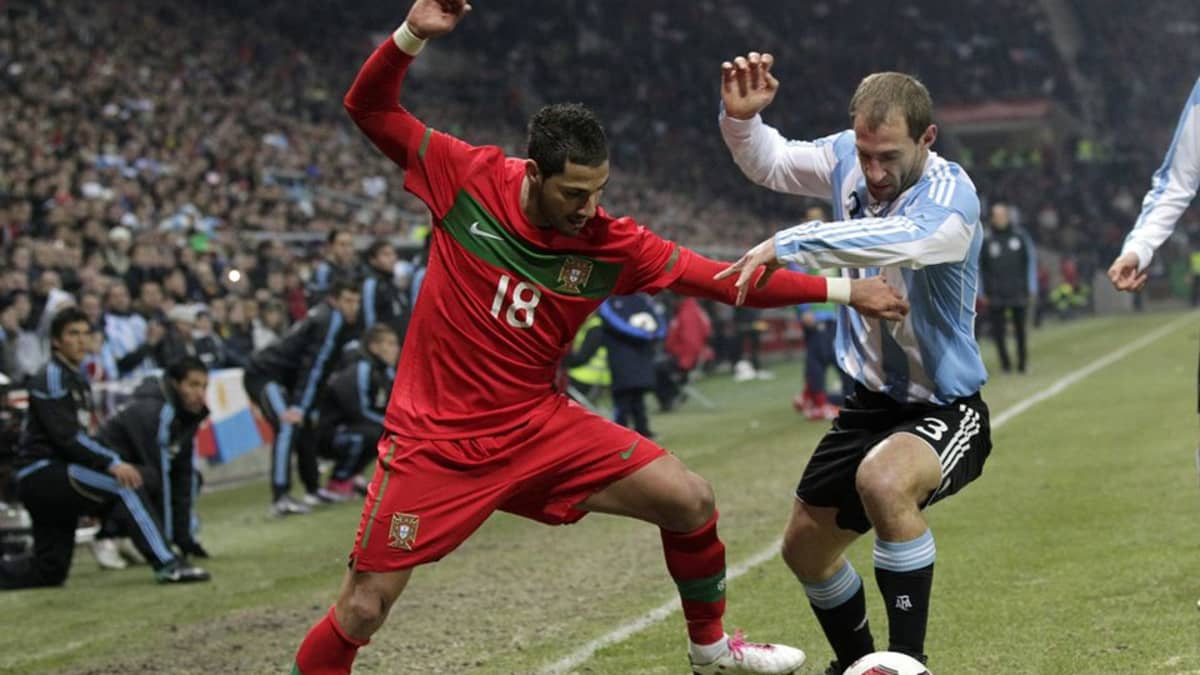 Portugalin Ricardo Quaresma (vas.) ja Argentiinan Pablo Zabaleta (oik.) tavoittelevat palloa.