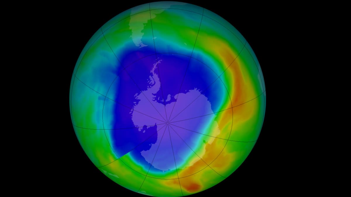 Nasan Aura- ja Suomi-satelliittien mittauksista muodostettu kuva eteläisen napa-alueen otsonikerroksen paksuudesta. Sinisellä alueella otsonikerros on ohuimmillaan ja punaisilla paksuimmillaan.