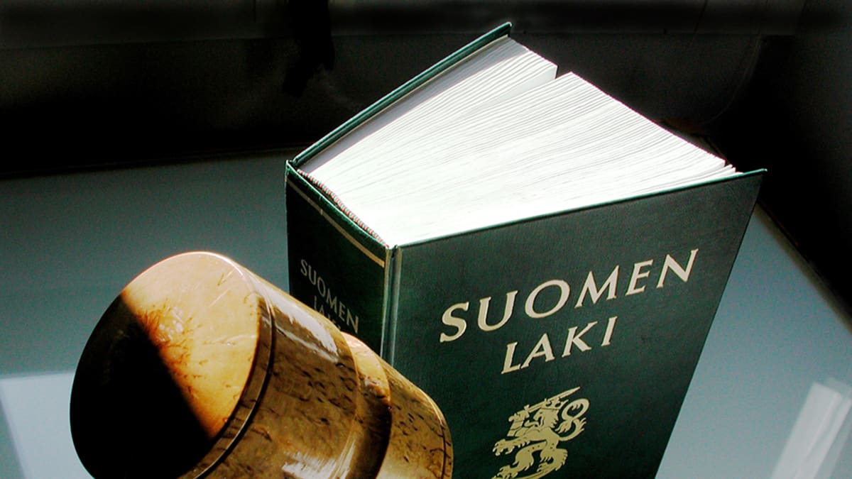 Suomen lain ensimmäinen osa ja puheenjohtajan nuija.