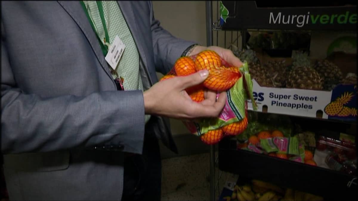 Pilaantunut mandariini pussissa. 