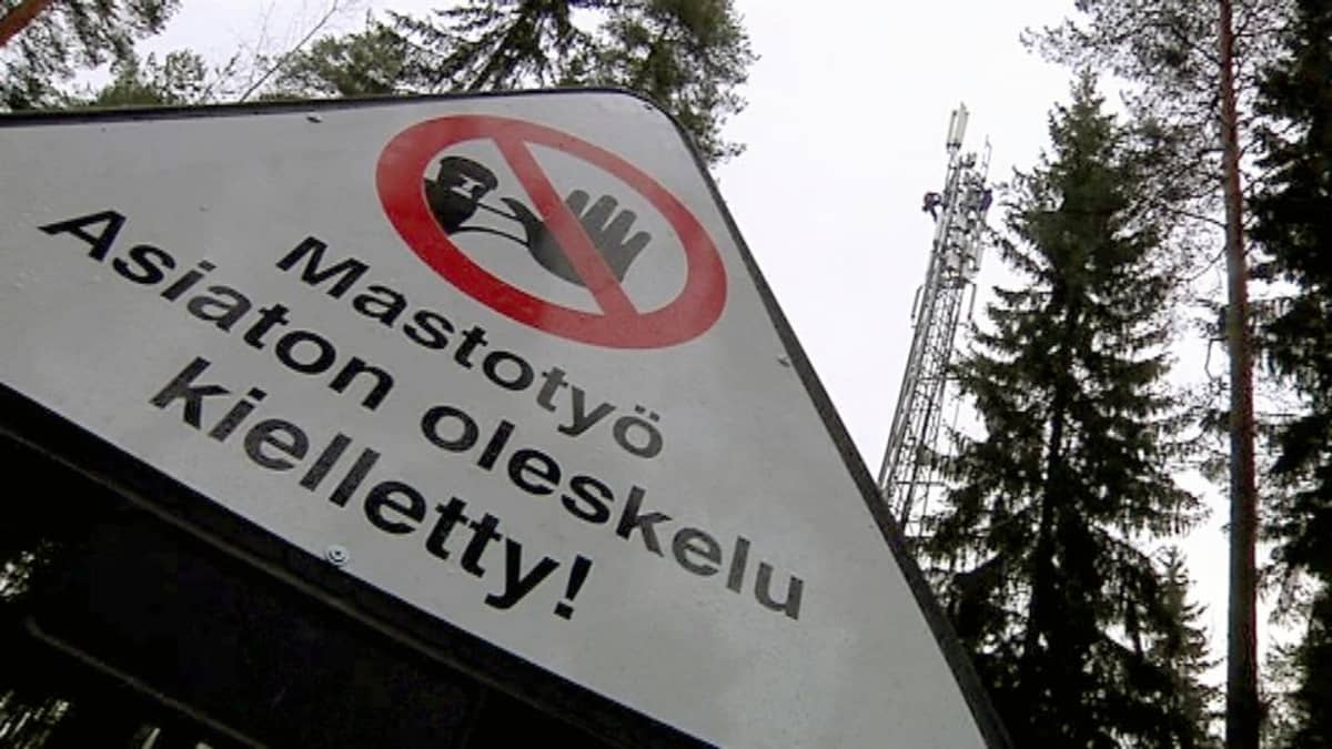 Kyltti kertoo käynnissä olevasta mastotyöstä.