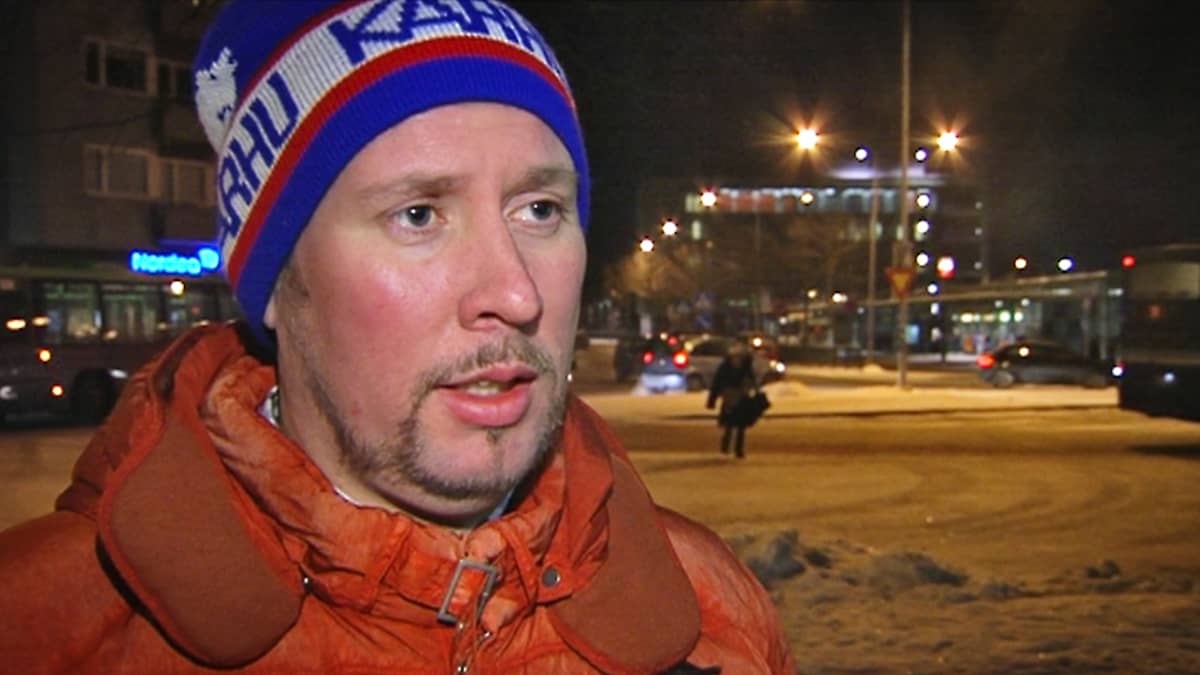 Paavo Arhinmäki punaisessa toppatakissaan ja Karhu-retropipossa perjantai-iltana 24. tammikuuta.