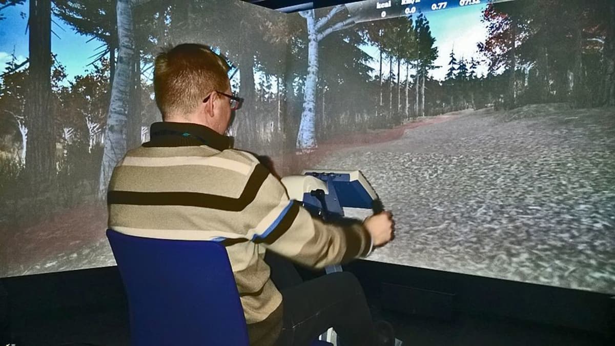 Kainuun Uusi Sairaala -hankkeen projektipäällikkö Terho Pekkala testaa kuntoutujille suunnittilla olevaa simulaattoria.