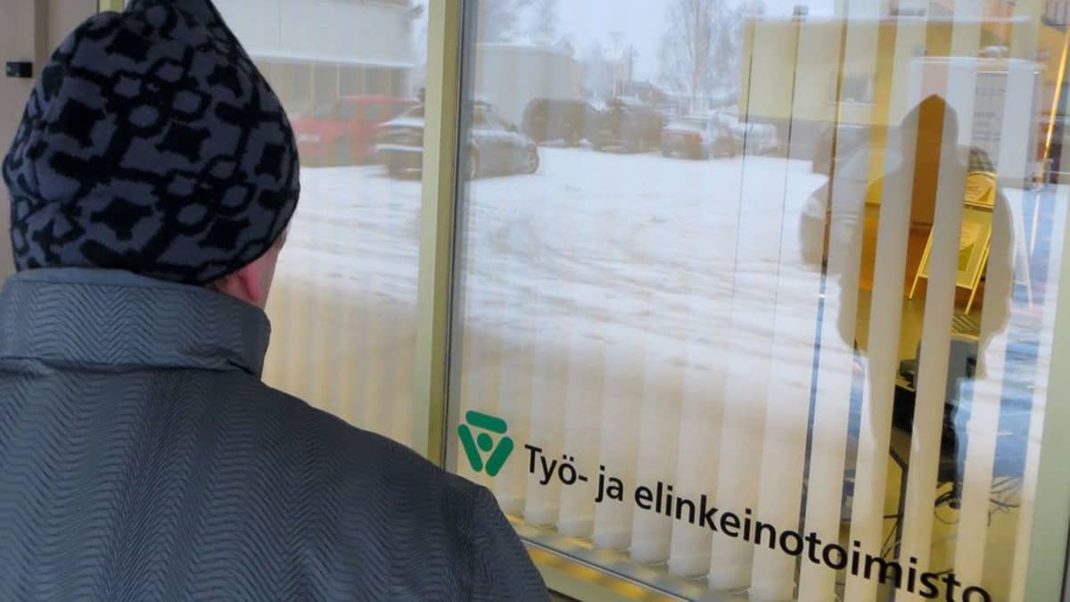 Työtön katsoo TE-toimiston ikkunaa Kemissä.