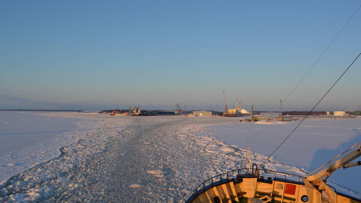 Näkymä talvella laivan kannelta Kemin Ajoksen satamaan.