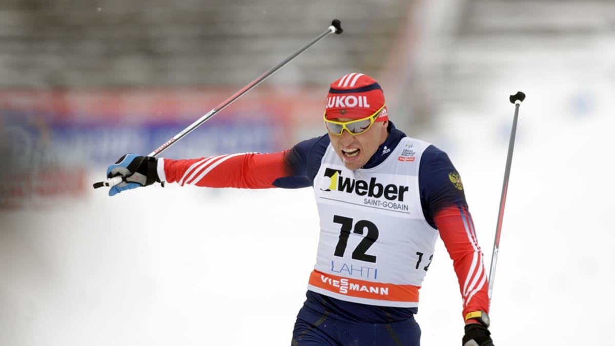 Aleksander Legkov saapuu maaliin hiihtokilpailussa.