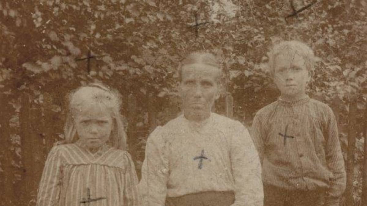 Tämä tunnistamaton äiti lapsineen teloitettiin Tähteessä Töörinkankaalla, 
Kuusankosken vanhan hautausmaan alueella 1918.