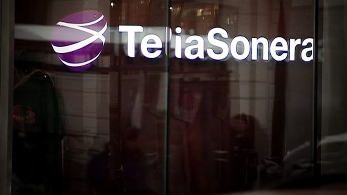 TeliaSoneran logo toimiston ikkunassa Tukholmassa.