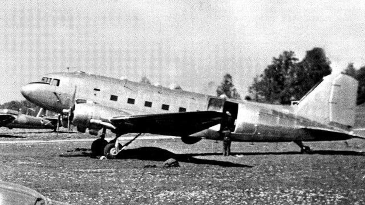 DC3-kone kuvattuna Barkabyssä  1951. Neuvostoliitto ampui koneen alas kesällä 1952.