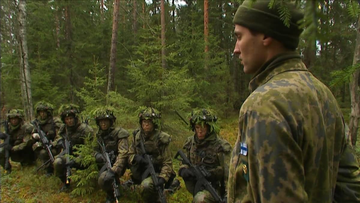 Jos unionin jäsenmaat hoitaisivat oman puolustuksena kuten me, niin täällä olisi helpompi elää, sanoo Gustav Hägglund. Kuva karjalan prikaatin taisteluharjoituksista marraskuulta 2013.