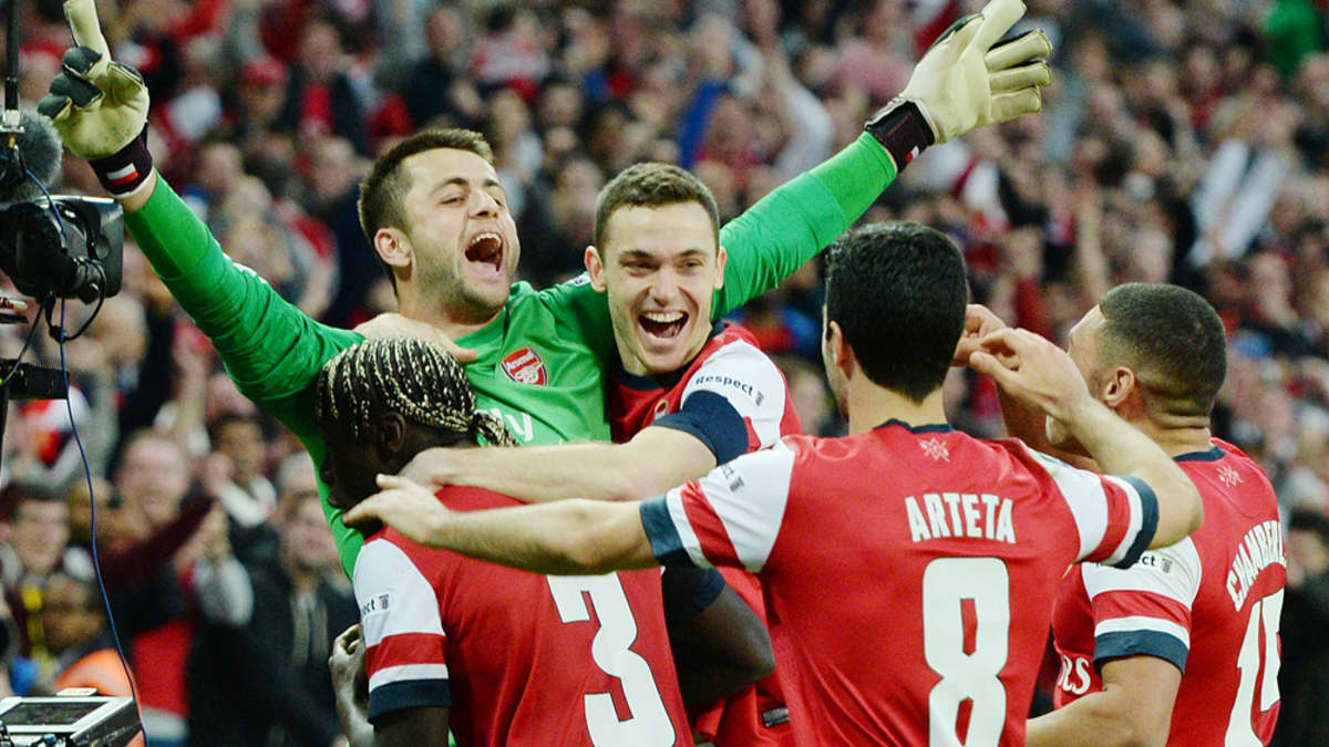 Arsenalin pelaajat juhlivat voittoa.