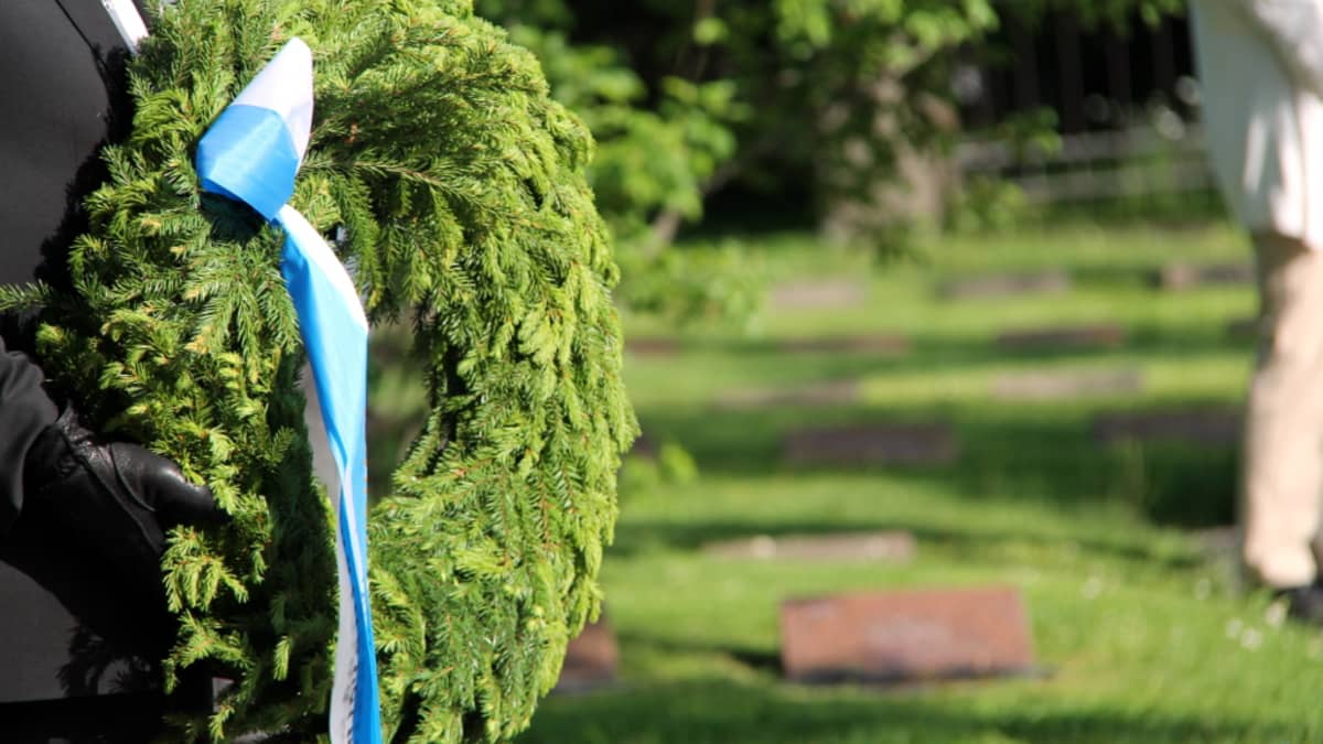 Seppeleenlasku sankarihautausmaalla