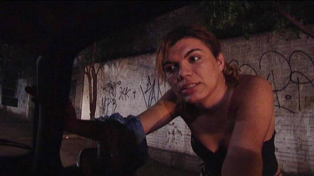 Brasilialainen prostituoitu kumartuu auton ikkunaan.