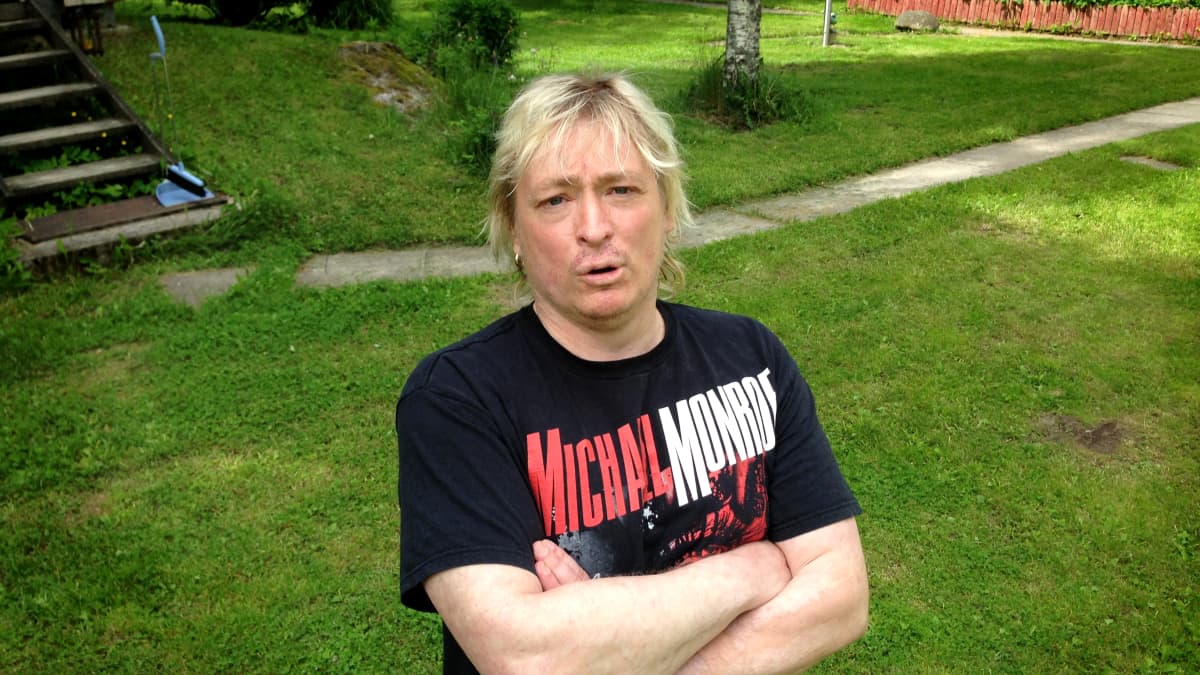 Timo Kaukonen pihallaan.