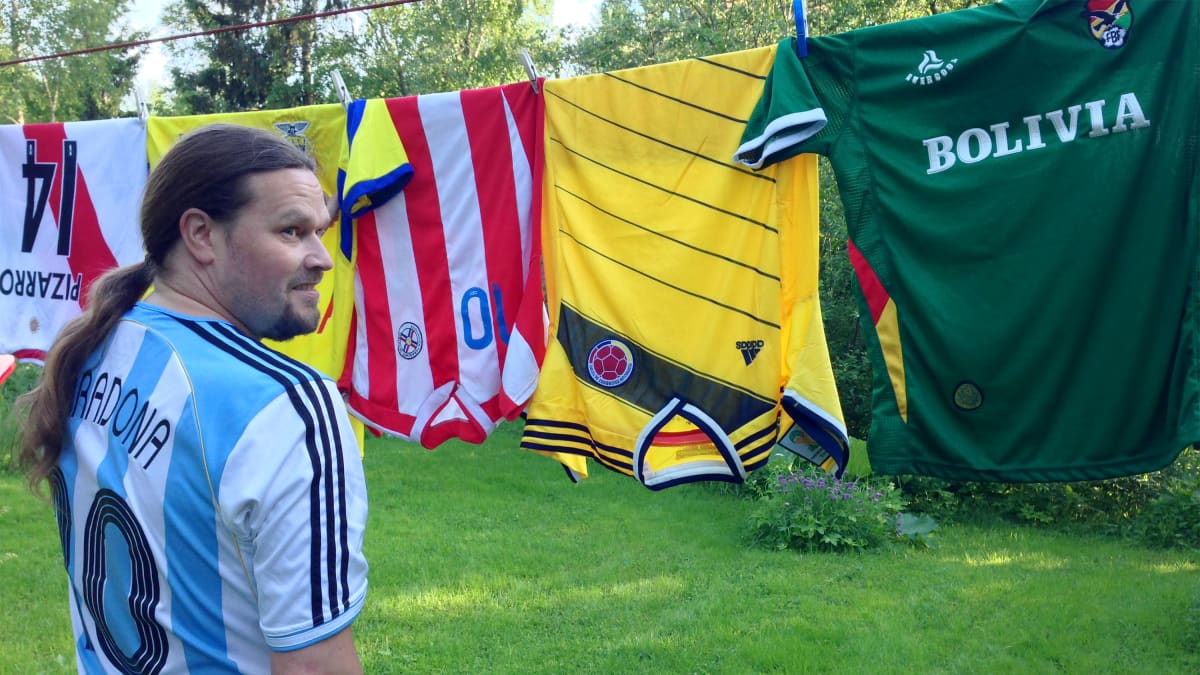 Jani Huttunen esittelee jalkapallopaitojaan.