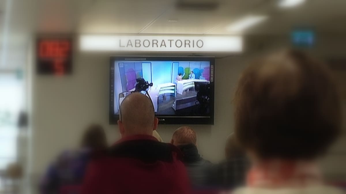 Fimlabin Hämeenlinnan laboratorin aulassa katsellaan aamutelevisiota