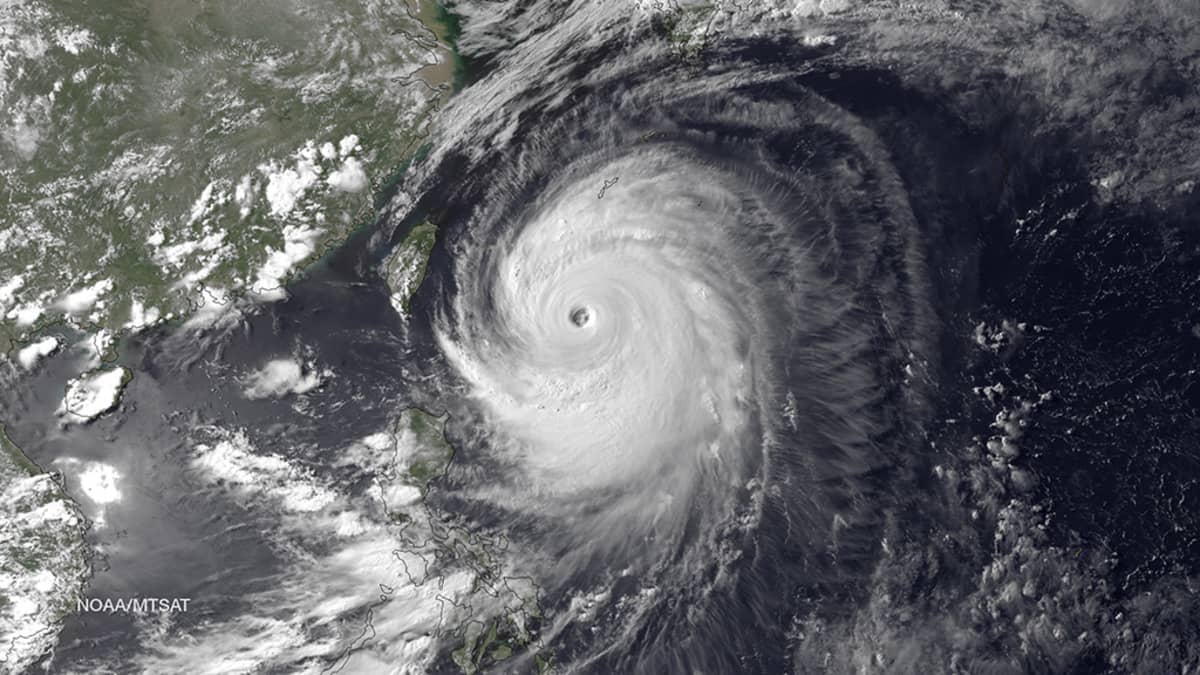 Yhdysvaltain liittovaltion sää- ja valtamerentutkimusorganisaation (NOAA) satelliittikuva taifuuni Neogurista Okinawan yllä 8. heinäkuuta 2014. 