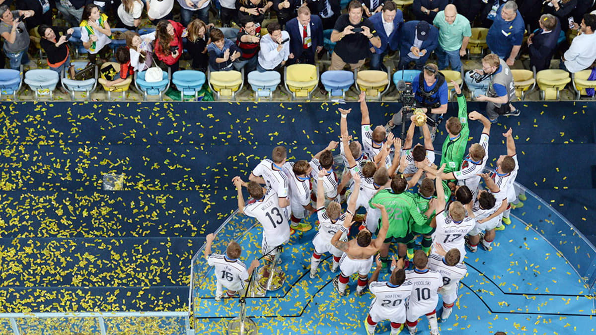 Saksan maajoukkue juhli voittoaan finaalipelissä Argentiinaa vastaan Riossa 13. heinäkuuta 2014. 