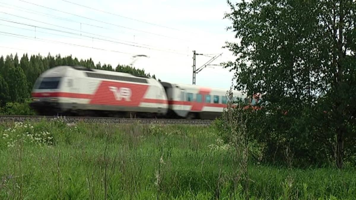 Intercity -juna menee vauhdilla ohi.