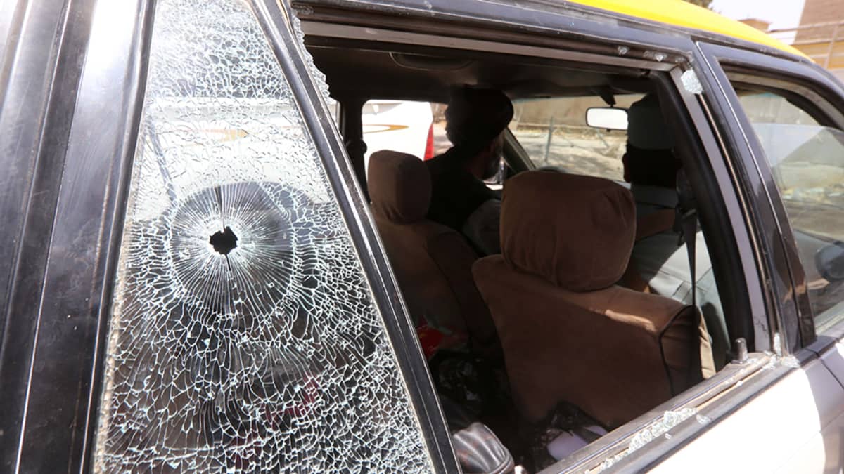 Luodinreikä taksin ikkunassa, jossa suomalaiset avustustyöntekijät surmattiin Heratissa, Afganistanissa 24. heinäkuuta 2014.