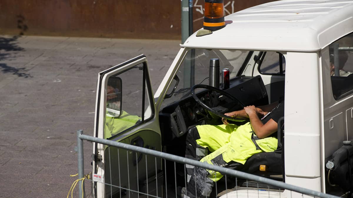 Kuorma-auton kuljettaja huilaa Helsingissä 10. heinäkuuta.