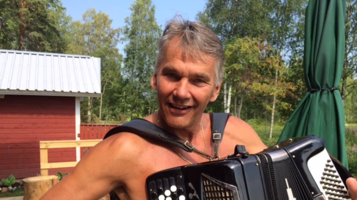 Pekka Räty Enon Paukkajalla kesäteatterinsa terassilla kesällä 2014