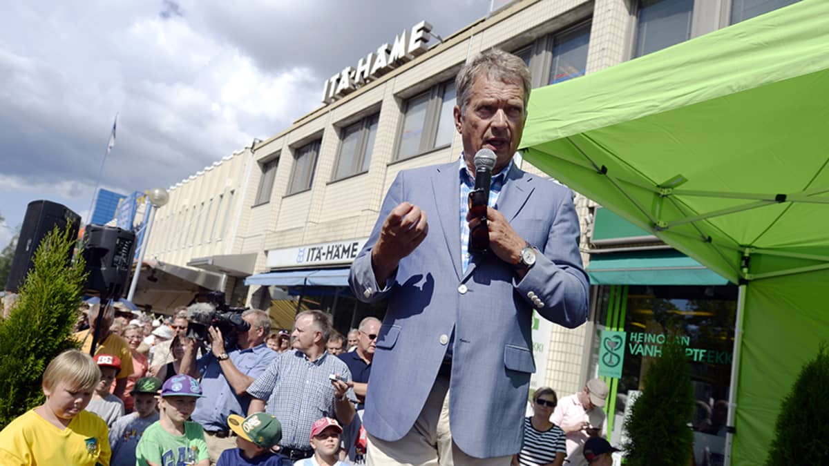 Tasavallan presidentti Sauli Niinistö piti tervehdyspuheen tavatessaan kansalaisia Heinolan torilla maakuntavierailullaan 1. elokuuta.