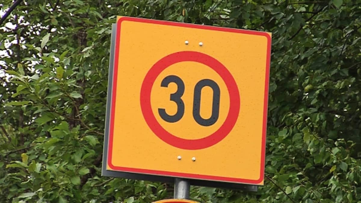 Kolmenkymmenen kilometrin nopeusrajoituskyltti