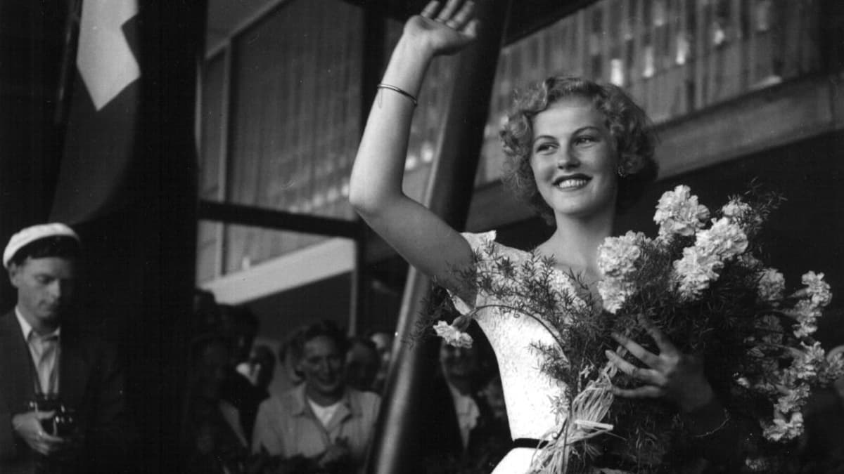 Miss Universum Armi Kuusela vilkuttaa suomalaisille palattuaan kilpailumatkalta Yhdysvalloista.