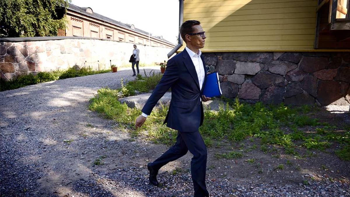 Pääministeri Alexander Stubb kävelemässä Lonnan saarella Helsingissä perjantaina 22. elokuuta.