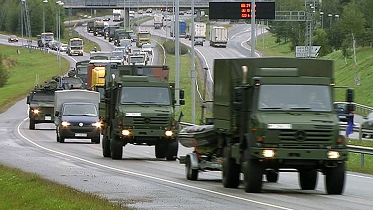 Vuosaaren satamaan saapuneet Northern Coasts 2014 -sotaharjoitukseen osallistuvat saksalaisjoukot ajavat satamasta poliisisaattueessa.
