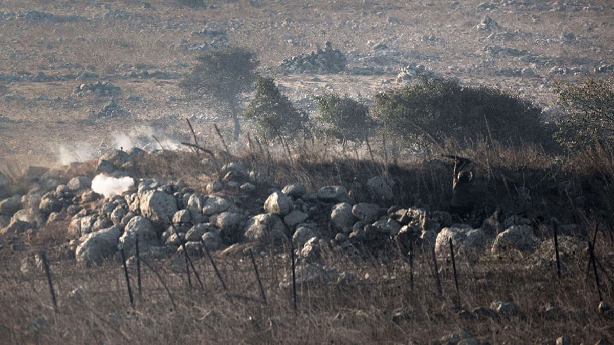 Syyrian armeijan sotilas ampui kohti kapinallisia Golanin kukkuloilla maanantaina.