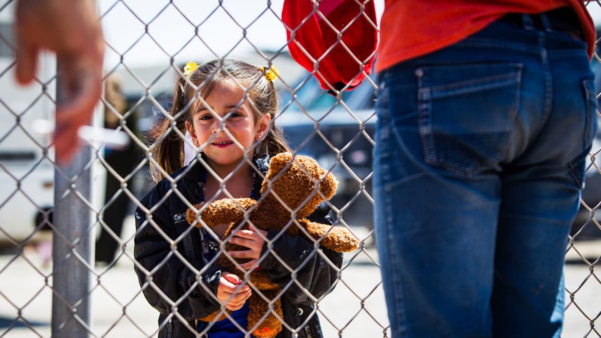 Syyrialaistyttö on lähdössä nallensa kanssa Zataarin pakolaisleiriltä Jordaniasta takaisin Syyriaan.