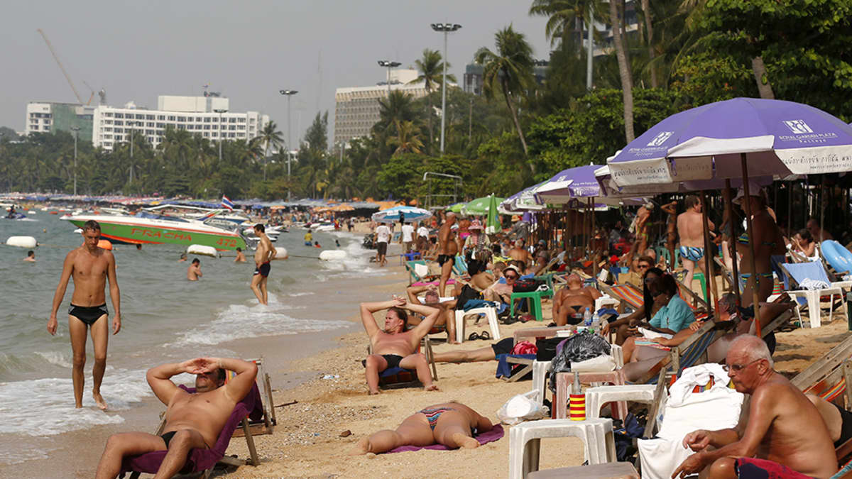 Turisteja rannalla Pattayassa, Thaimaassa helmikuussa 2013.